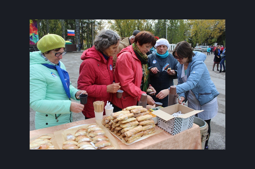 Погода искитим сейчас. Погода в Искитиме. Травников на Искитимской Ярмарке 2023. Искитим день города. Жители Искитима.